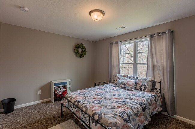 Building Photo - Pet Friendly Three Bedroom!