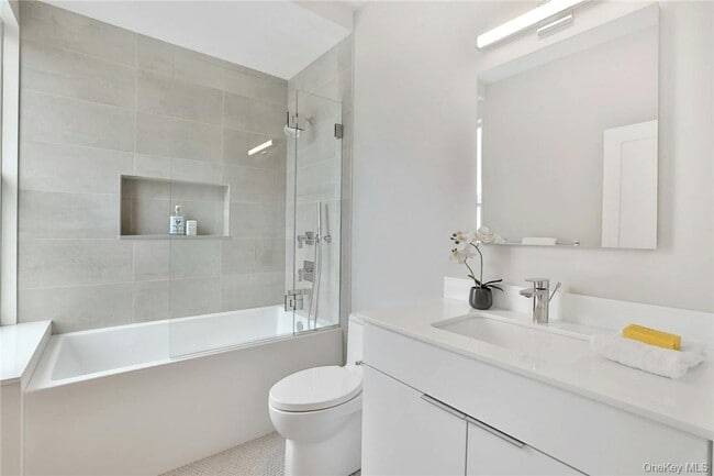 Building Photo - 162 Bedford Rd