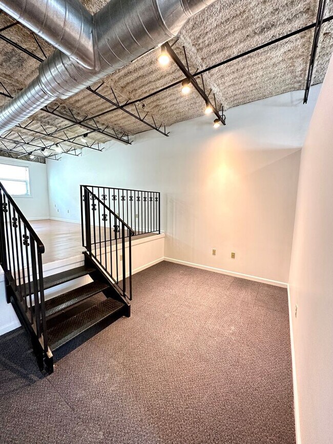 Building Photo - One Bed, One Bath Apartment in the Heart o...