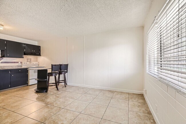 Building Photo - 1 Bedroom 1 Bathroom Condo Minutes from Th...