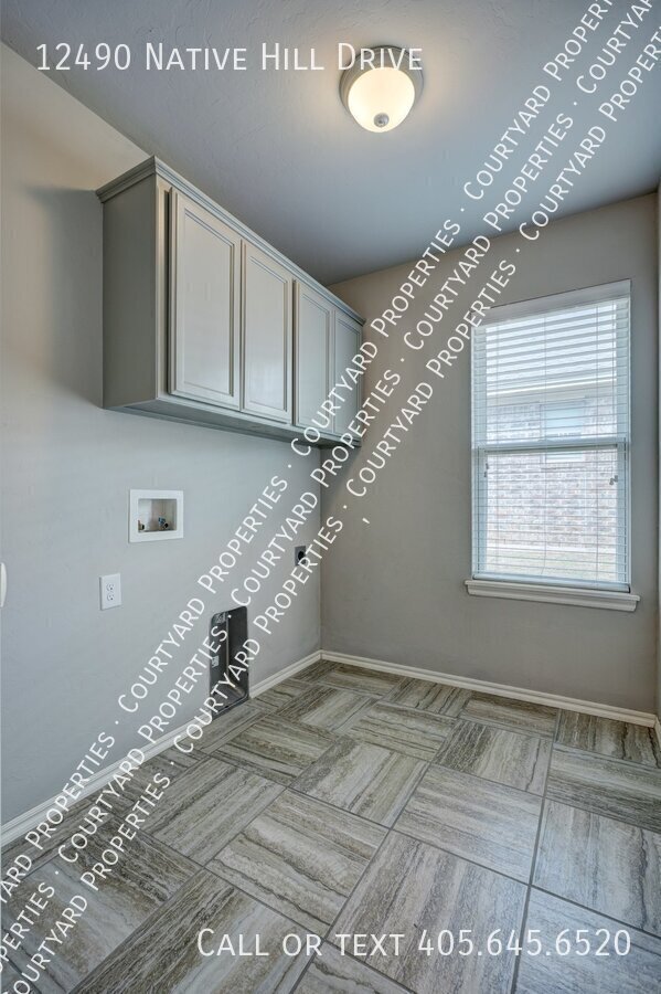 Building Photo - 12490 Native Hill Dr