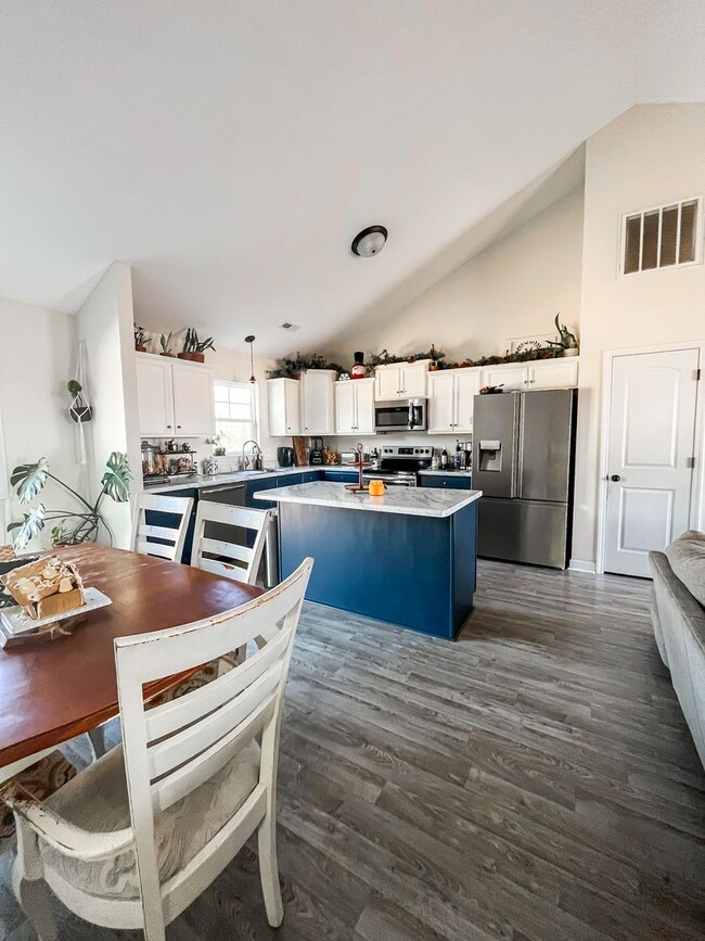 Building Photo - Gorgeous 3 Bed + Bonus in Hubert!!!!