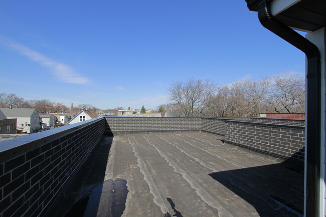 Building Photo - 4211 W Roscoe St