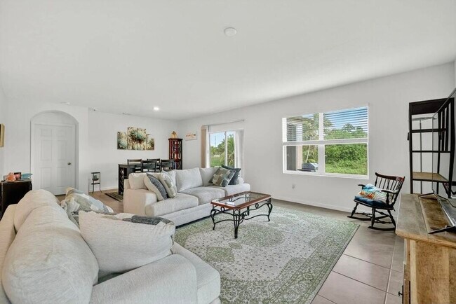 Building Photo - 543 SW Whitmore Dr