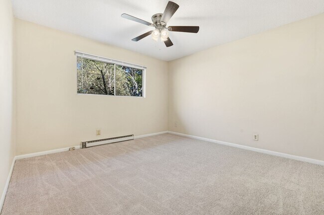 Building Photo - Two bedroom updated paint, carpet washer/dryer included in unit - Immediate Move In