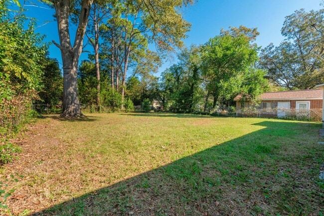Building Photo - $1,300 - 3 bed/2 bath house for rent in Fl...