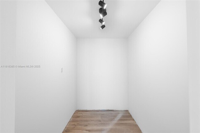Building Photo - 2655 Collins Ave