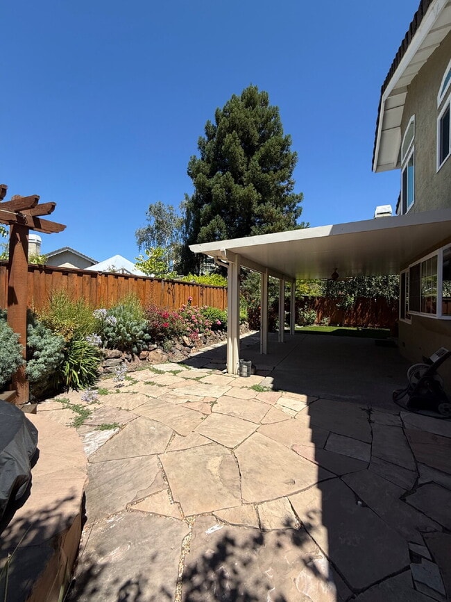 Building Photo - Beautiful 4 Bedroom, 3 Bathroom Pleasanton Home with 3-Car Garage & Large Backyard