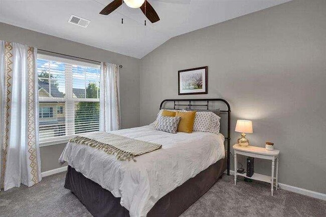 Building Photo - 307 Lakeside Ln