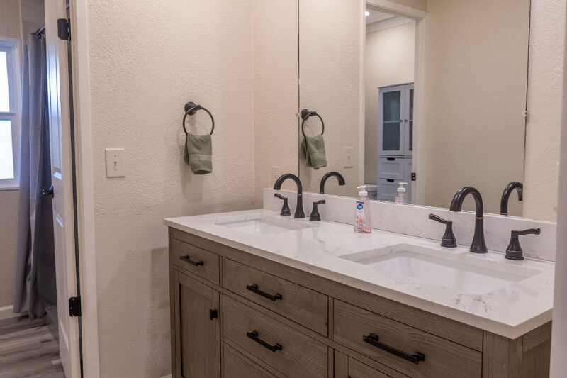 Building Photo - 1010 Palm Canyon Dr