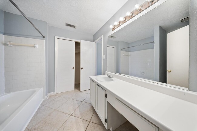 Building Photo - 15242 Peachmeadow Ln