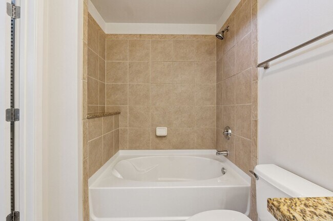 Building Photo - Spacious 1 Bedroom Condo in Heart of Buckh...