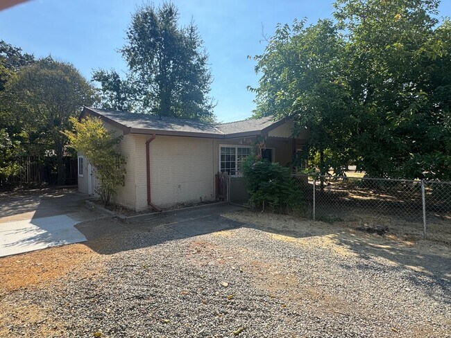 Building Photo - Small Single Family Home | 2 bed 1 bath | ...