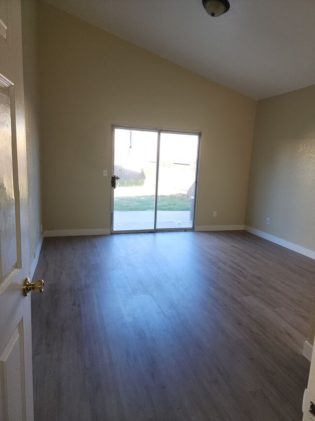 Building Photo - 3 Bedroom, 2 Bath 2 Car Garage Home