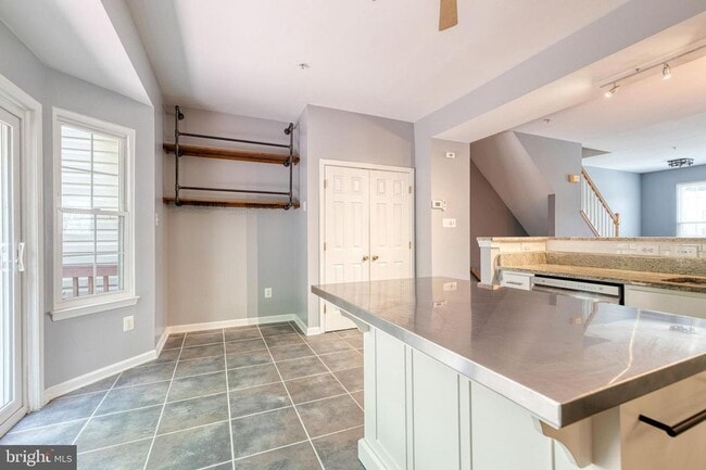 Building Photo - 3bd 2.5bth home nestled in the sought-afte...
