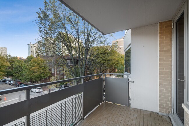 Building Photo - 555 W Cornelia Ave