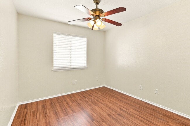 Building Photo - 4 bedroom PLUS flex space for optional 5th bedroom in Kensington Trails