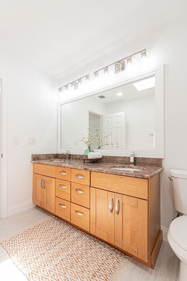 Building Photo - Newly Renovated 3 Bedroom Pool Home in Des...