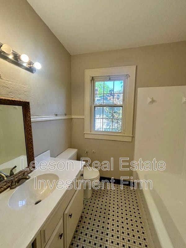 Building Photo - 440 Forest Ave