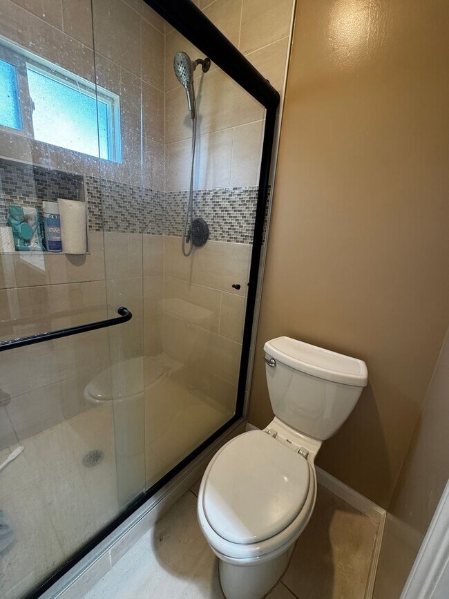 Building Photo - 5 Bedroom Home in El Cajon