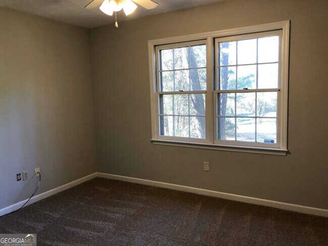 Building Photo - 220 Park Ridge Dr