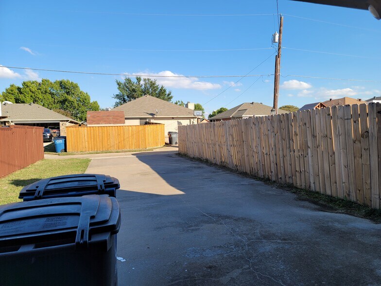 Building Photo - 703 Flagstone Way