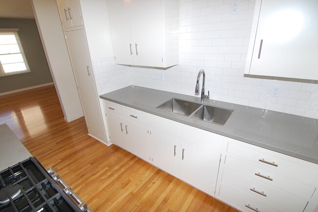 Building Photo - Spacious 1 Bedroom Downtown Long Beach Condo