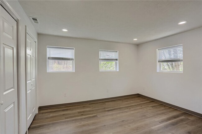 Building Photo - 153 Kathleen Dr