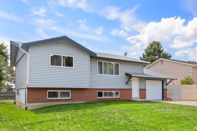 Building Photo - 4 bedroom with large backyard