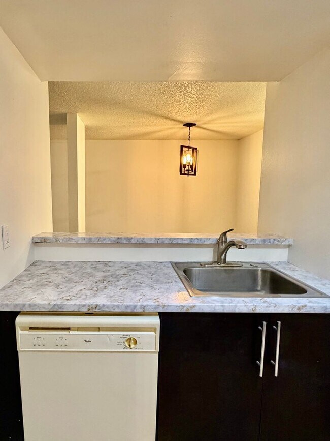 Building Photo - 1 Bed / 1 Bath Bellevue condo $1,795/month