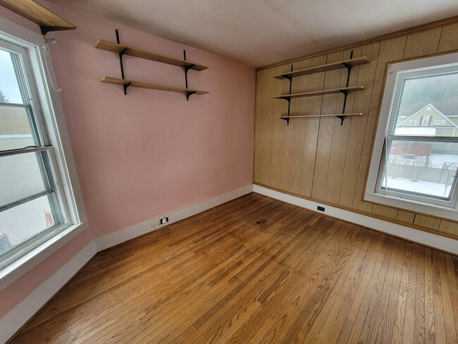 Building Photo - 45 Maple St