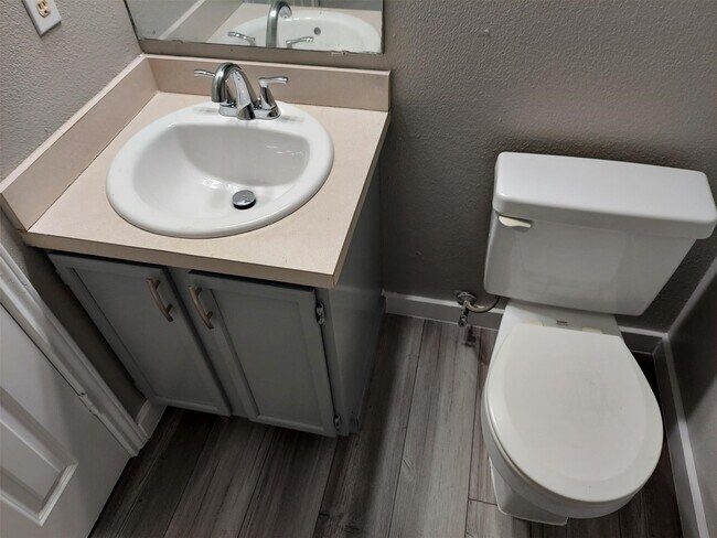 Building Photo - 933 Valentine Ave