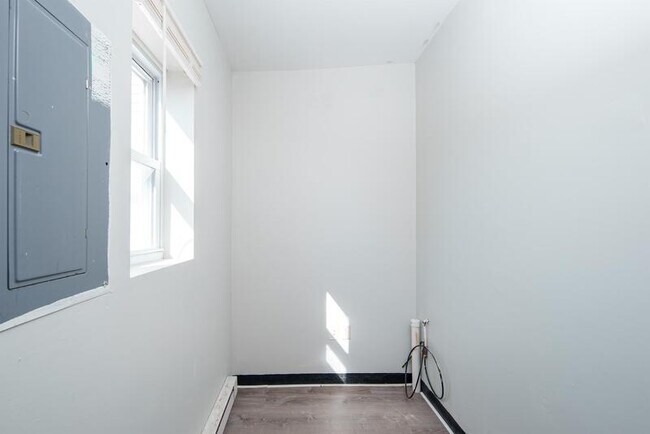 Building Photo - 547 1st St