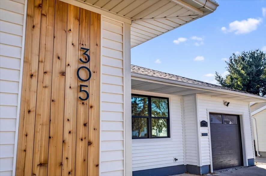 Building Photo - 305 N Shuman St