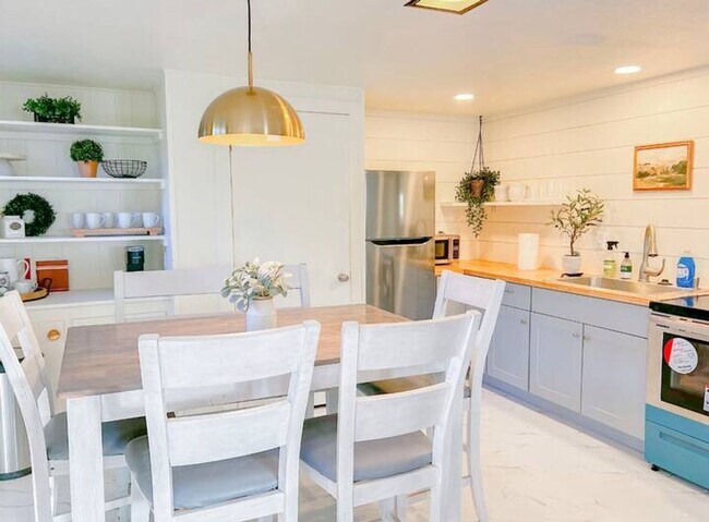 Building Photo - Modern 4 bed/2 bath with Mountain Views and a Fenced Backyard