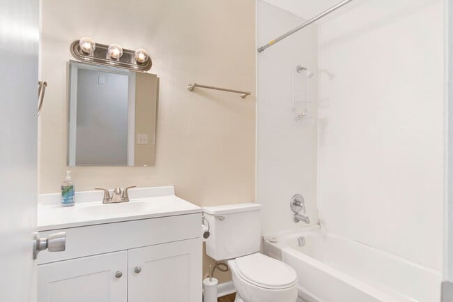 Building Photo - 4 Bed Home with Large Yard