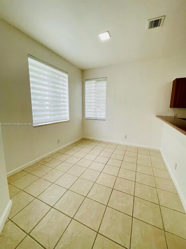 Building Photo - 5347 SW 40th Ave