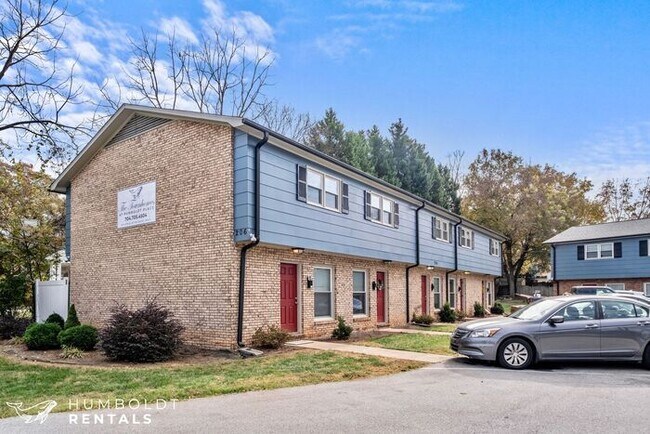Building Photo - Townhomes at Humboldt Place- Fully renovated and move in ready 2 bedroom unit!
