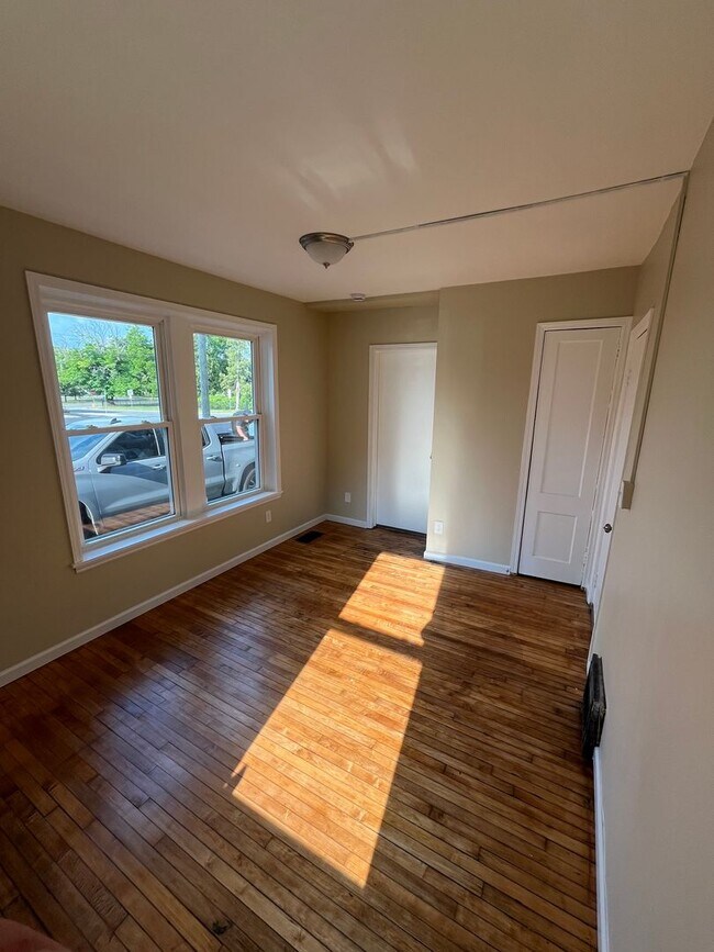 Building Photo - Gorgeous 1-bedroom, First floor! Apartment in quiet Pittsfield Street