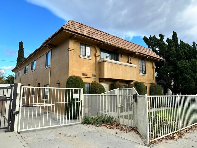 Building Photo - 10933 Moorpark St