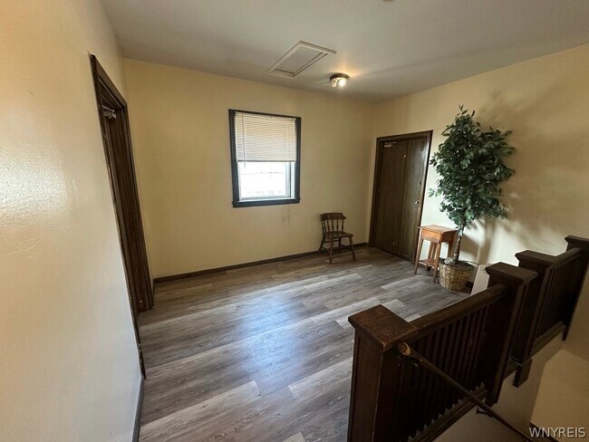 Building Photo - 654 Hertel Ave