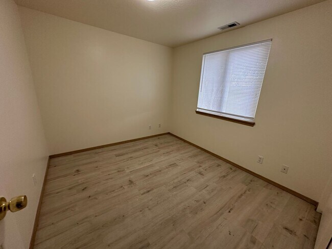 Building Photo - 3 Bedroom 2 Bath  Home In The Lexington Ar...