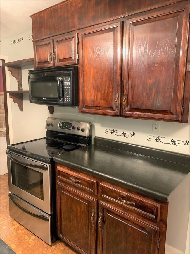 Building Photo - 3 Bedroom / 2 Bath Brick Home Johnson City...