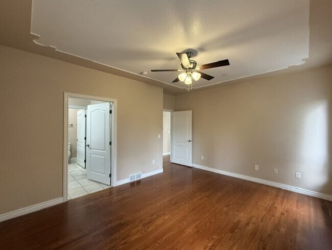 Building Photo - 400 Sterling Dr