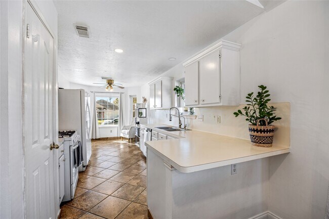 Building Photo - 16406 Cypress Valley Dr