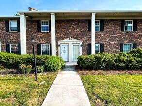 Building Photo - Charming Brick Townhouse In Clemmons/Winst...