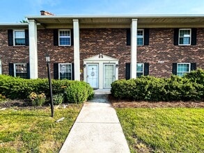 Building Photo - Charming Brick Townhome in Clemmons/Winston Salem w/ Community Pool!