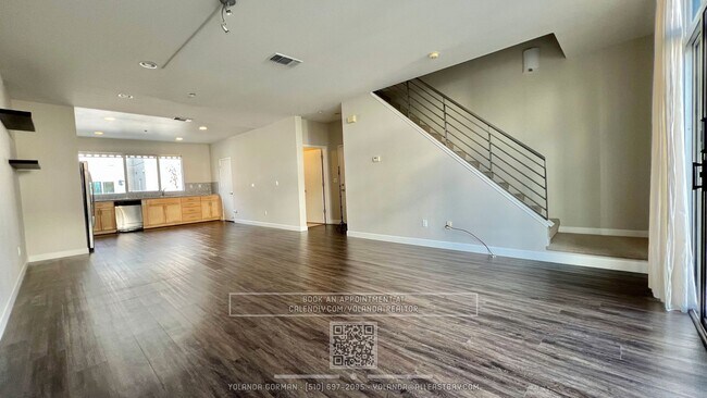 Building Photo - Contemporary Townhouse Living at Its Finest