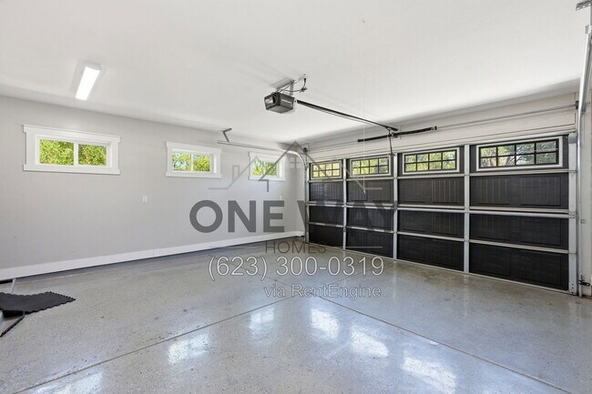Building Photo - 4027 E Lewis Ave
