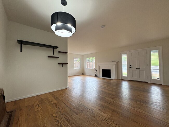 Building Photo - Charming 3-Bedroom Home on Embarcadero Road